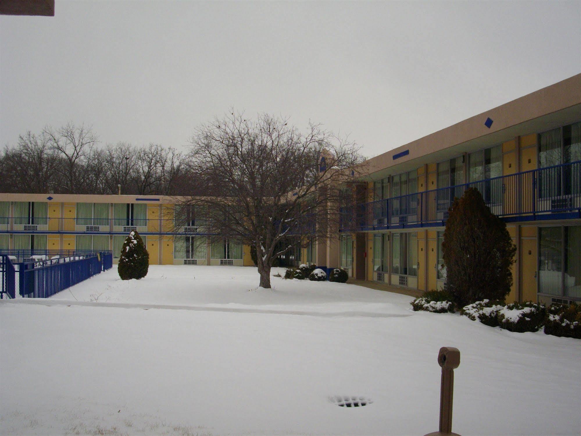 Macomb Inn エクステリア 写真